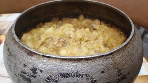 Картошка, тушёная в бабушкином чугунке.