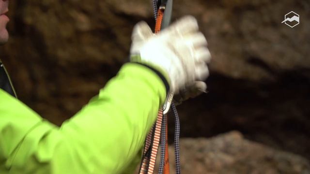 Подъём по закреплённой верёвке на жумаре