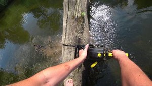 Упал с бензопилой в воду