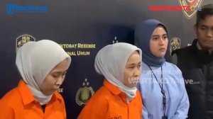 Penampakan Si Kembar Rihana-Rihani Penipu PO Iphone Pakai Baju Tahanan dengan Tangan Terborgol