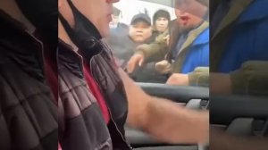 Мигранты напали на авто русского водителя и его дочери, которые везли гуманитарку на фронт.