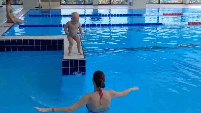 Мариэль плавает в год и 9 мес. смотреть онлайн