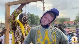 ⚡🇲🇱🤝🇷🇺 В Мали местные жители повесили и подожгли чучело политического преступника Зеленского⚡🔥