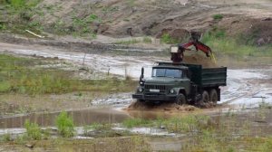 ЗиЛ-131 преодолевает водную преграду