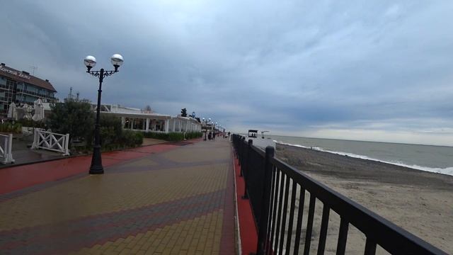 Что вытворяет ПОГОДА В СОЧИ. Деревья и мусор в море. ШОК. Сочинцы такого не ждали. Пляжи Адлера.