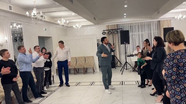 Парниша ОТЖАРИЛ ТАНЦПОЛ на юбилее