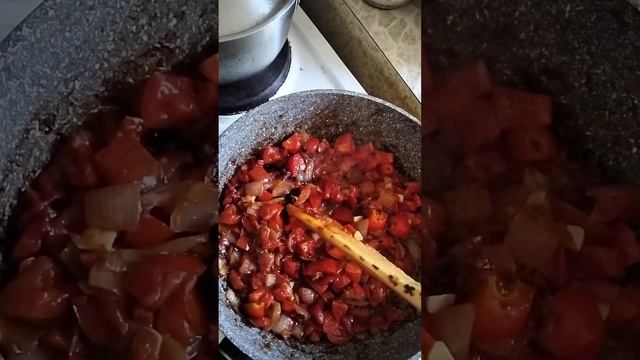 ГОТОВИМ ЯИЧНИЦУ С ЖАРЕНЫМИ ПОМИДОРАМИ НА УЖИН #shorts