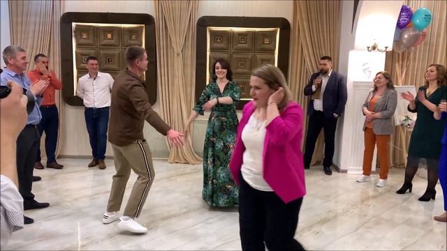 Танцевальный батл на свадьбе РАЗОРВАЛ ТАМАДУ В ХЛАМИЩЕ! РЖАКА