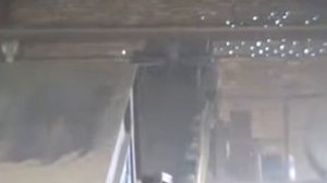 Работа ленточного конвейер- транспортера в цехе