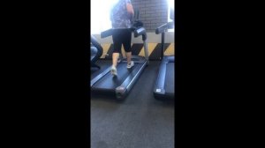 Беговая дорожка шатается