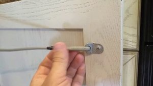 Ставим ограничитель открытия дверки на кухне.