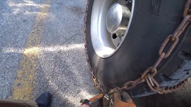 Одеваем Зимние Цепи На Грузовик Snow Chain Installation смотреть онлайн