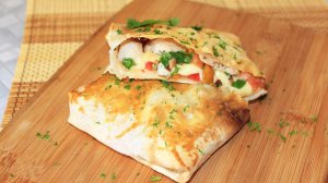 Конвертики из лаваша с сулугуни, курицей и помидорами