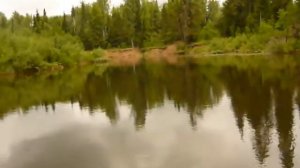 Малым ходом на болотоходе по мелкой речке.