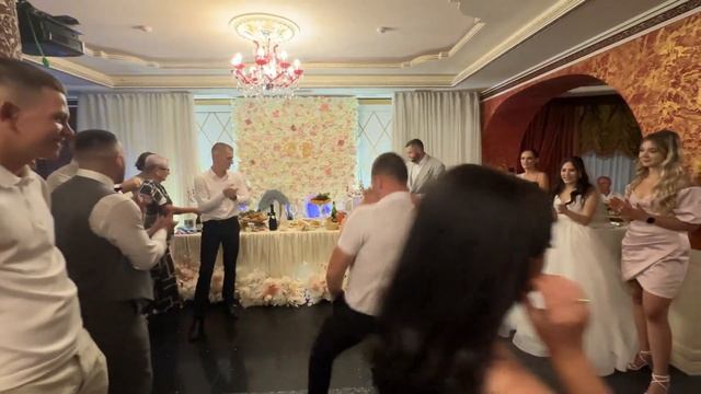 Молодожены красавчики взорвали танцпол на свадьбе