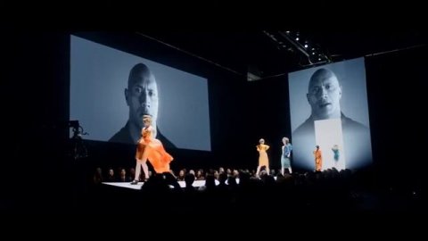 Скала в рекламе Apple (Siri)