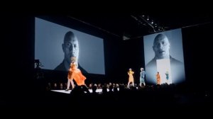 Скала в рекламе Apple (Siri)