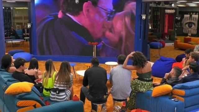 Grande Fratello 2019 - Malgioglio “Bacia con la lingua” Barbara D’Urso: Hai la bocca dolce 29/4/201 смотреть онлайн