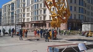 Зрелище! Упал высотный кран.