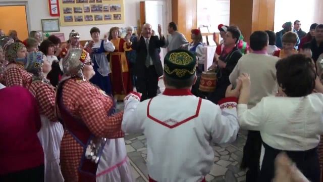 На гармоне зажигает Вениамин Игнатьев. («Шуçăм», д. Тоскаево)