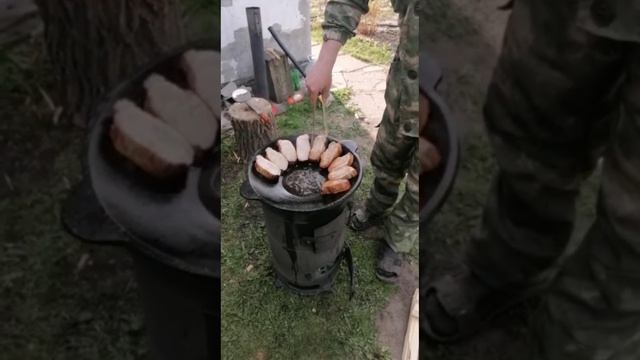 Сочное мясо в казане на костре с овощами и шампиньонами