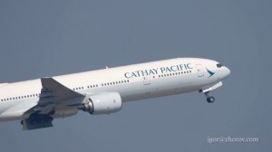 Боинг 777 авиакомпании Cathay Pacific взлетает из аэропорта Гонконга.