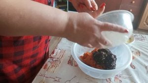 Готовим начинку из кураги, чернослива,лимона и мёда .