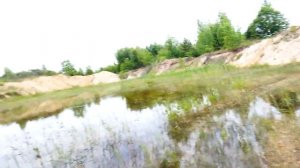 Парни учатся плавать