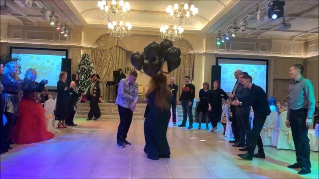 МОЩНЫЙ танцевальный батл как на свадьбе! Ведущий ПОРВАЛ танцпол!!!