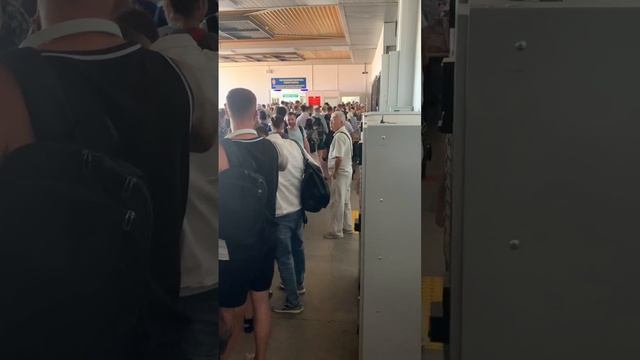 Очередь в международном аэропорту Иркутска