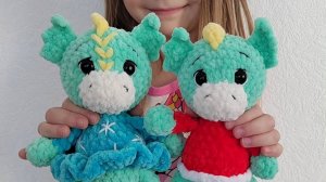 Дракончики в костюмах деда Мороза и Снегурочки