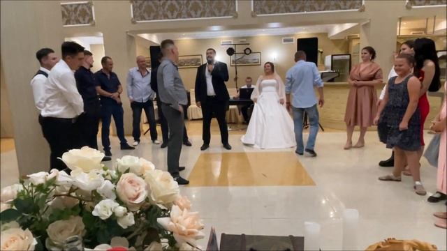 Девчуля ЖАРИТ ТАНЦПАЛ. Ржачные танцы на свадьбе