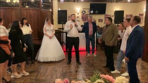 Парень классно танцует на танцполе Танцевальный батл. Дружка круто танцует. танцы на свадьбе