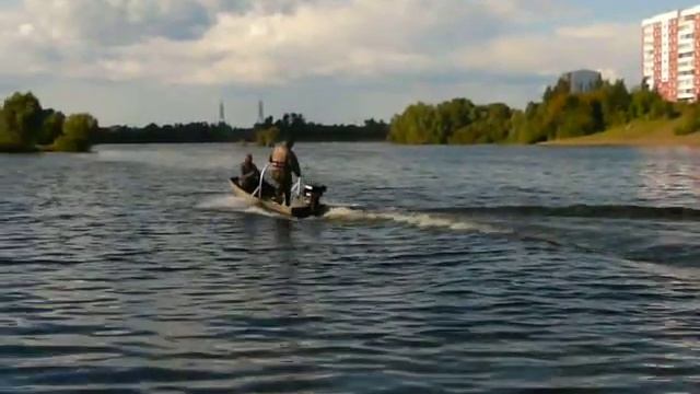 Неправильная лодка, болотоход 13 л.с. макс. 16 км/час.