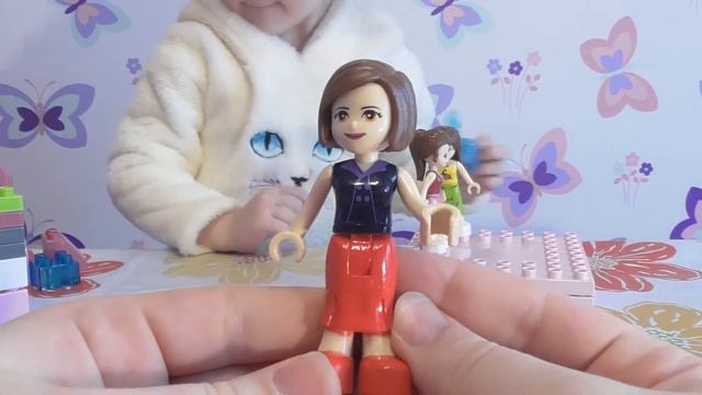 Конструктор Дружный Городок. Ника собирает конструктор. смотреть онлайн