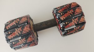 Гантели из шоколадок. Сладкий подарок своими руками. Гантель своими руками. Необычный подарок.