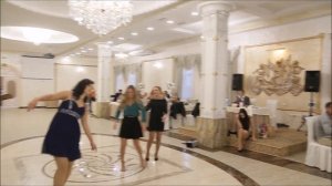 Пьяные танцы на свадьбе. Девчули ласкают танцпол.