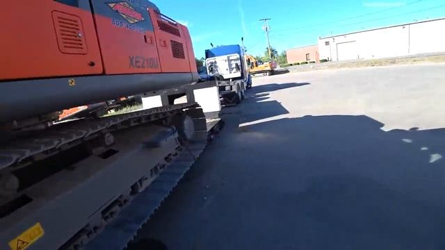 За Рулем Грузовика В 3 Года! Везем Экскаватор смотреть онлайн