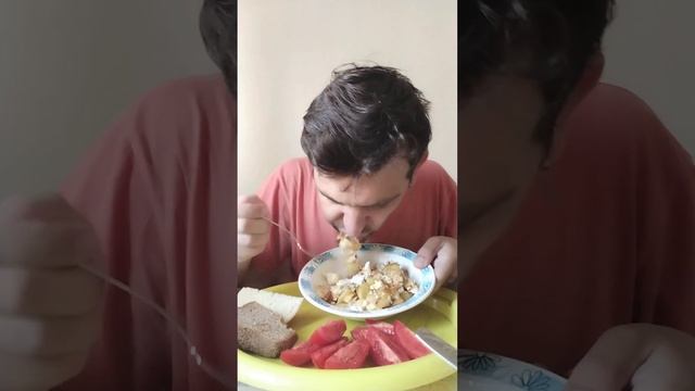 МУКБАНГ ЯИЧНИЦА С ЖАРЕНОЙ КАРТОШКОЙ #shorts