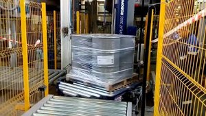 Обмотка бочек на паллете стрейч-плёнкой | Паллетоупаковщик с вращающейся платформой ROBOPAC ROTOPLA