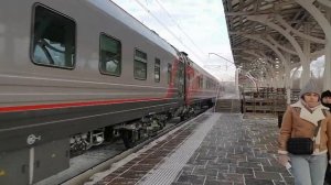 ТЭП70-0521 с пригородным поездом №6640 прибывает на о.п. Первомайская