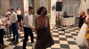 Гость убил танцпол своим танцем инопланетянина! Тамада под столом!