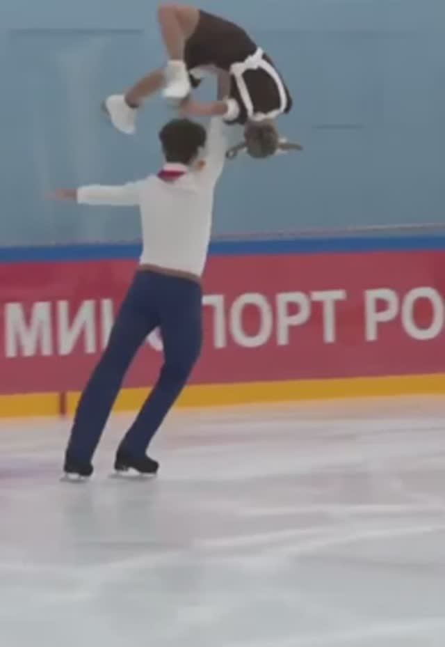Шикарное выступление фигуристов смотреть онлайн