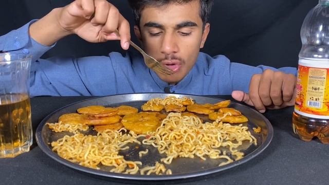 ASMR EATING; VERY SPICY NOODLES AND POTATO CHIPS WITH BIG APPLE|| NO TALKING | REAL MUKBANG |