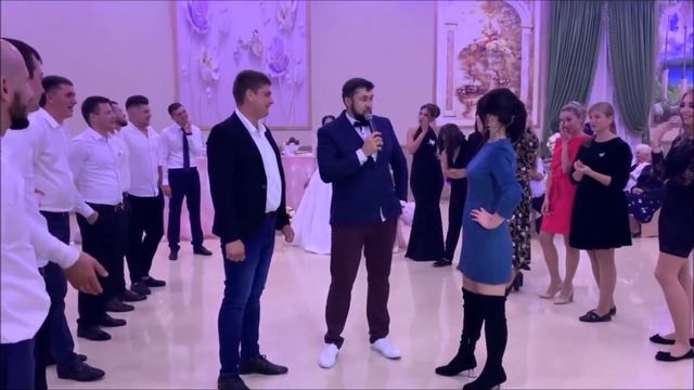 Убойные танцы девушек на свадьбе. Тамада в шоке
