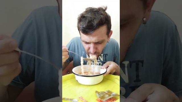 Мукбанг Тайская лапша Мама очень острая со вкусом кремовый том ям лайфхак #shorts