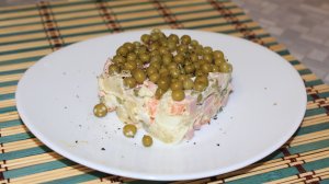 Зимний салат с колбасой