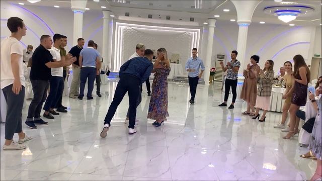 Танцевальный батл на свадьбе сексуальных друзей жениха разорвал гостей!!!