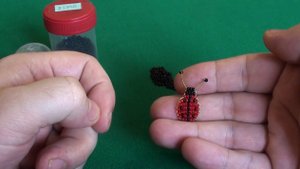 Божья коровка из бисера способом параллельного плетения