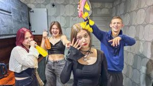 ДЕВЧОНКИ ИЗДЕВАЛИСЬ НАД КАРОЛИНОЙ ИЗ-ЗА ПСИХУШКИ И ОНА ИХ НАКАЗАЛА